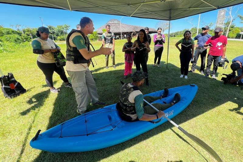 Lançamento da canoagem no Parque do Utinga chama atenção de visitantes