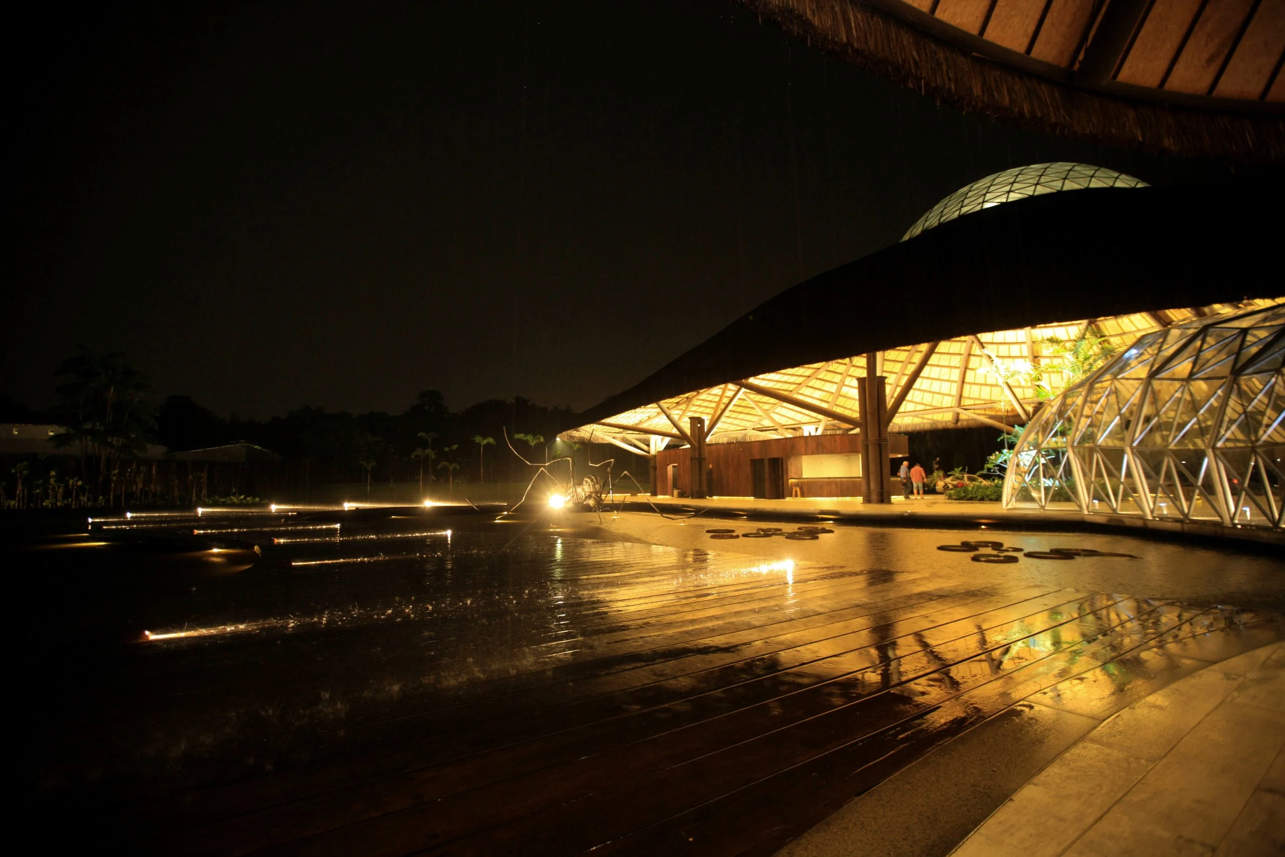 Bastante aguardado, o novo Parque Estadual do Utinga (PEUt) será reaberto ao público pelo Governo do Estado nos próximos dias 16 e 17 de março. Os serviços do mais importante espaço de preservação e estudo da biodiversidade dentro da Região Metropolitana de Belém serão oferecidos em caráter experimental. Na sexta-feira, a partir das 16h30, serão realizadas apresentações artísticas, com o Boi Veludinho, crianças do Pro Paz e a premiada Orquestra Sinfônica do Theatro da Paz. A apresentação será em um espaço ao ar livre e não será necessária a retirada de ingressos, por esse motivo, a recomendação é que o público chegue cedo, porque a entrada será fechada quando o espaço estiver lotado. No sábado, será realizada uma grande caminhada, a partir das 8 horas, com paradas para informações educativas sobre a fauna, flora e sobre os novos espaços. Por conta da grande quantidade de pessoas, incluindo crianças e idosos, o Corpo de Bombeiros recomendou e, a organização do evento acatou, a necessidade de se evitar durante a manhã do sábado o trânsito de veículos sobre rodas, como carros, bicicletas, skates e patins. Depois das 12 horas e durante todo o funcionamento do parque, a entrada e o uso por praticantes desta modalidade está completamente liberada no Parque. No domingo, o parque funciona normalmente ao público no horário de 5h30 às 17h, assim como nos outros dias, de segunda a segunda.FOTO: IGOR BRANDÃO / AG PARÁ
DATA: 11.032018
BELÉM - PARÁ