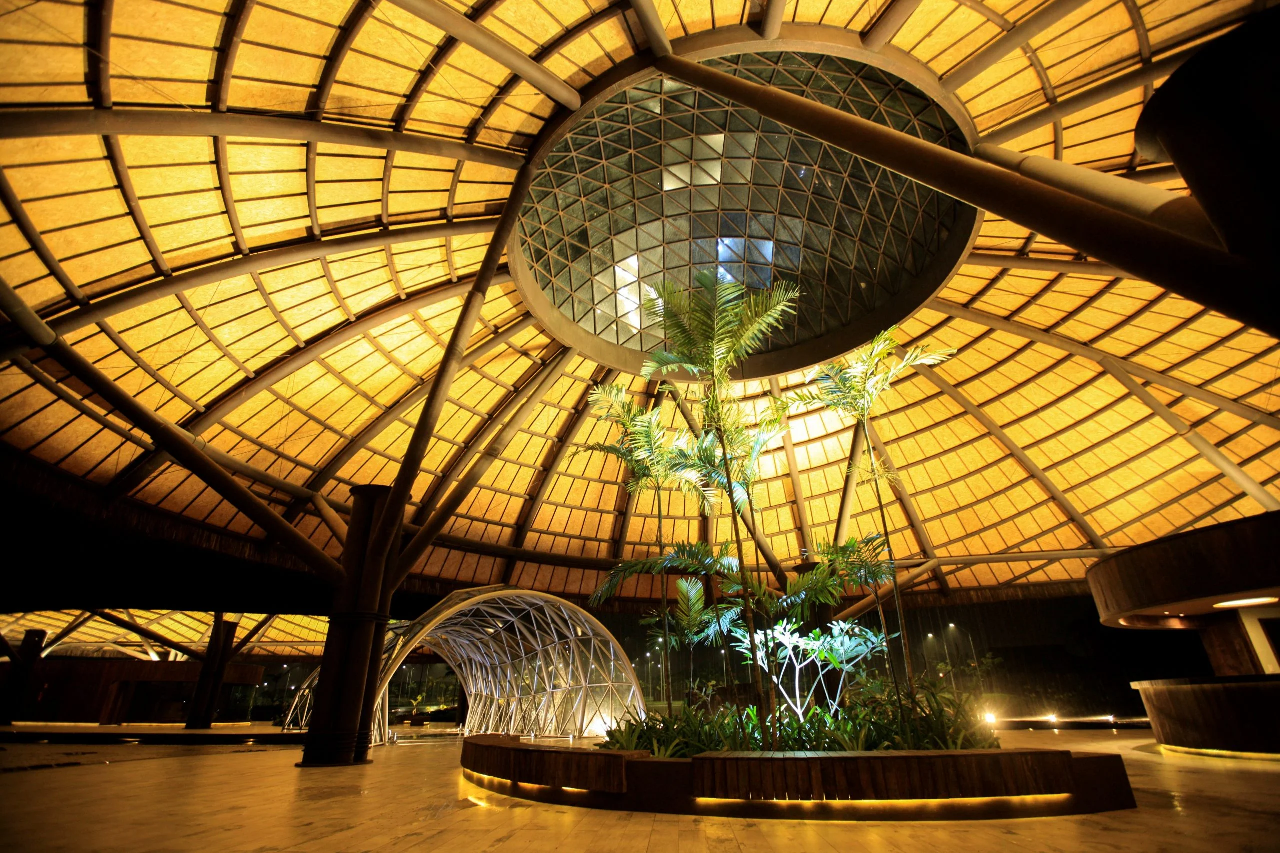 Bastante aguardado, o novo Parque Estadual do Utinga (PEUt) será reaberto ao público pelo Governo do Estado nos próximos dias 16 e 17 de março. Os serviços do mais importante espaço de preservação e estudo da biodiversidade dentro da Região Metropolitana de Belém serão oferecidos em caráter experimental. Na sexta-feira, a partir das 16h30, serão realizadas apresentações artísticas, com o Boi Veludinho, crianças do Pro Paz e a premiada Orquestra Sinfônica do Theatro da Paz. A apresentação será em um espaço ao ar livre e não será necessária a retirada de ingressos, por esse motivo, a recomendação é que o público chegue cedo, porque a entrada será fechada quando o espaço estiver lotado. No sábado, será realizada uma grande caminhada, a partir das 8 horas, com paradas para informações educativas sobre a fauna, flora e sobre os novos espaços. Por conta da grande quantidade de pessoas, incluindo crianças e idosos, o Corpo de Bombeiros recomendou e, a organização do evento acatou, a necessidade de se evitar durante a manhã do sábado o trânsito de veículos sobre rodas, como carros, bicicletas, skates e patins. Depois das 12 horas e durante todo o funcionamento do parque, a entrada e o uso por praticantes desta modalidade está completamente liberada no Parque. No domingo, o parque funciona normalmente ao público no horário de 5h30 às 17h, assim como nos outros dias, de segunda a segunda.FOTO: IGOR BRANDÃO / AG PARÁ
DATA: 11.032018
BELÉM - PARÁ