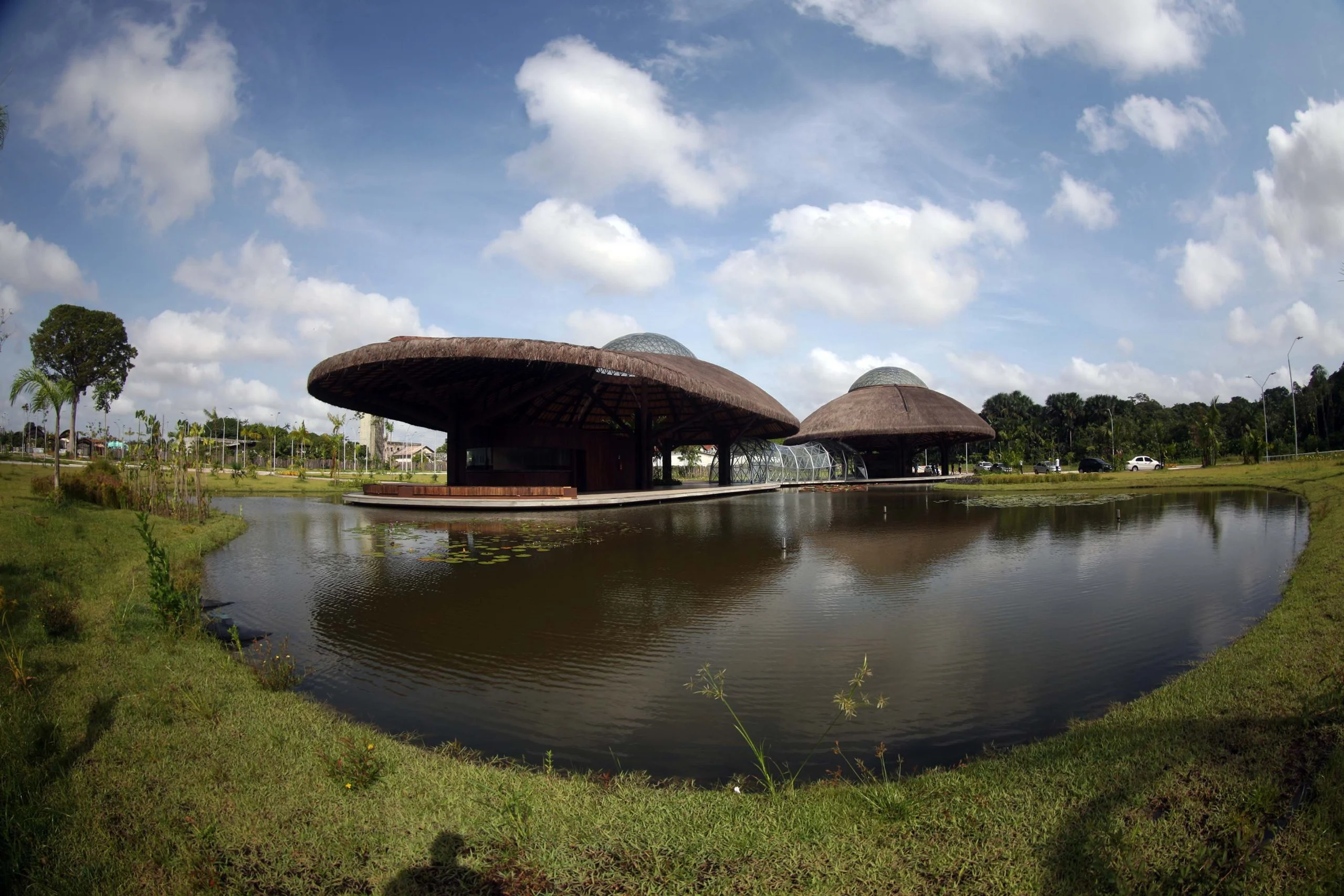 Representantes das 15 Cidades Criativas da Organização das Nações Unidas para a Educação, a Ciência e a Cultura (Unesco) e 12 chefs de cozinha de diversas partes do mundo conheceram na manhã deste sábado (11) o novo Parque Estadual do Utinga. A biodiversidade do espaço, que passou por grande reforma, foi apresentada aos visitantes, que viram detalhes, também, sobre o projeto do Centro Global de Gastronomia da Amazônia, que vai promover o conhecimento sobre os sabores e ingredientes da região em um grande complexo reunindo museu, universidade e espaço de experimentação.FOTO: THIAGO GOMES / AG. PARÁ
DATA: 11.11.2017
BELÉM - PARÁ