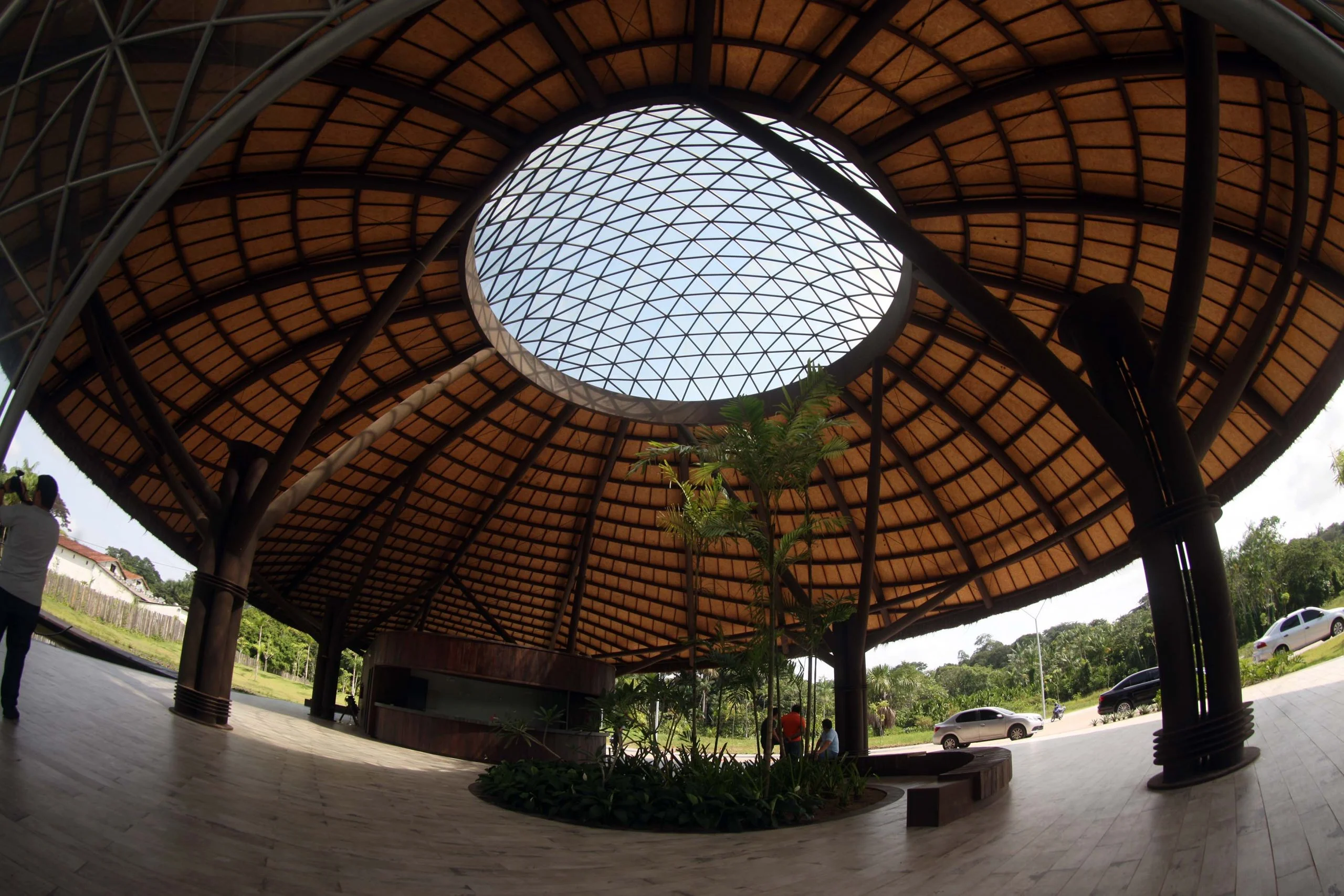 Representantes das 15 Cidades Criativas da Organização das Nações Unidas para a Educação, a Ciência e a Cultura (Unesco) e 12 chefs de cozinha de diversas partes do mundo conheceram na manhã deste sábado (11) o novo Parque Estadual do Utinga. A biodiversidade do espaço, que passou por grande reforma, foi apresentada aos visitantes, que viram detalhes, também, sobre o projeto do Centro Global de Gastronomia da Amazônia, que vai promover o conhecimento sobre os sabores e ingredientes da região em um grande complexo reunindo museu, universidade e espaço de experimentação.FOTO: THIAGO GOMES / AG. PARÁ
DATA: 11.11.2017
BELÉM - PARÁ